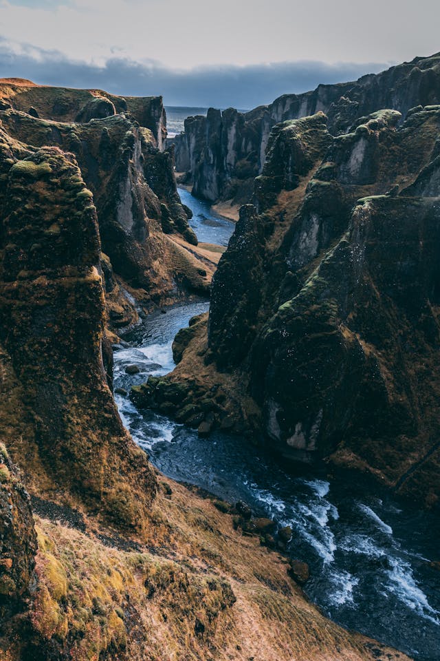 Fjaðrárgljúfur en Islande un canyon spectaculaire façonné par la nature et la géologie glaciaire