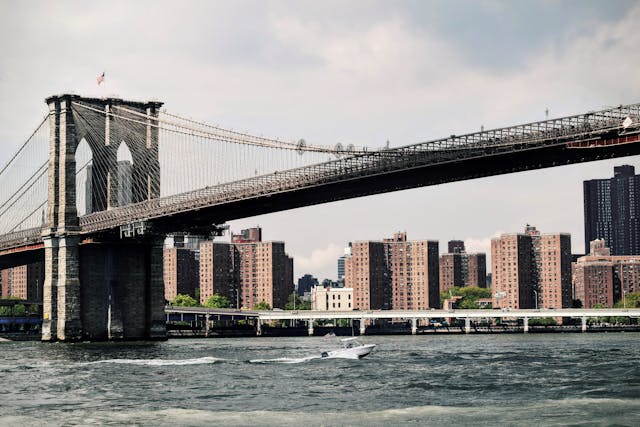 Histoire, architecture et symbolique du pont de Brooklyn à New York, un ouvrage emblématique incontournable