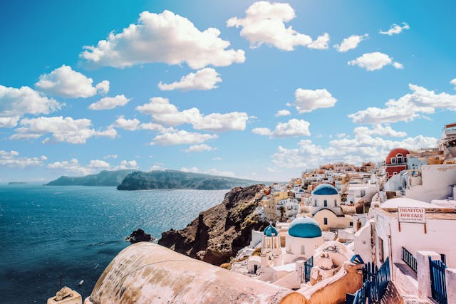 Oia santorin joyau de la caldera entre maisons blanches couchers de soleil et plages secrètes