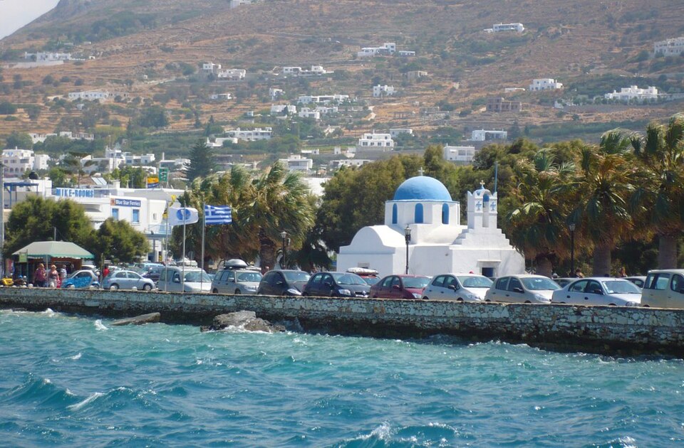 Parikiá entre port historique, architecture cycladique et vie nocturne dans les Cyclades