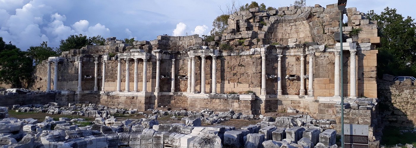 Side turquie entre port antique, ruines et plages pour des vacances culturelles et balnéaires