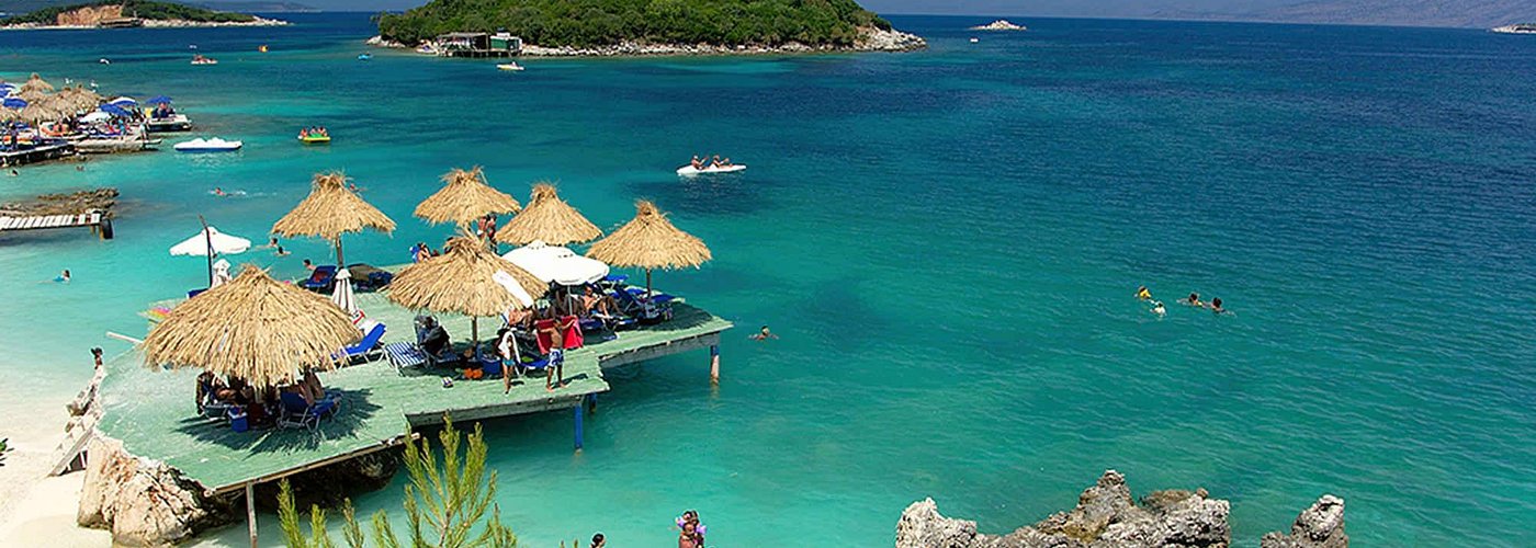Ksamil station balnéaire incontournable en Albanie pour plages eaux turquoise et villas