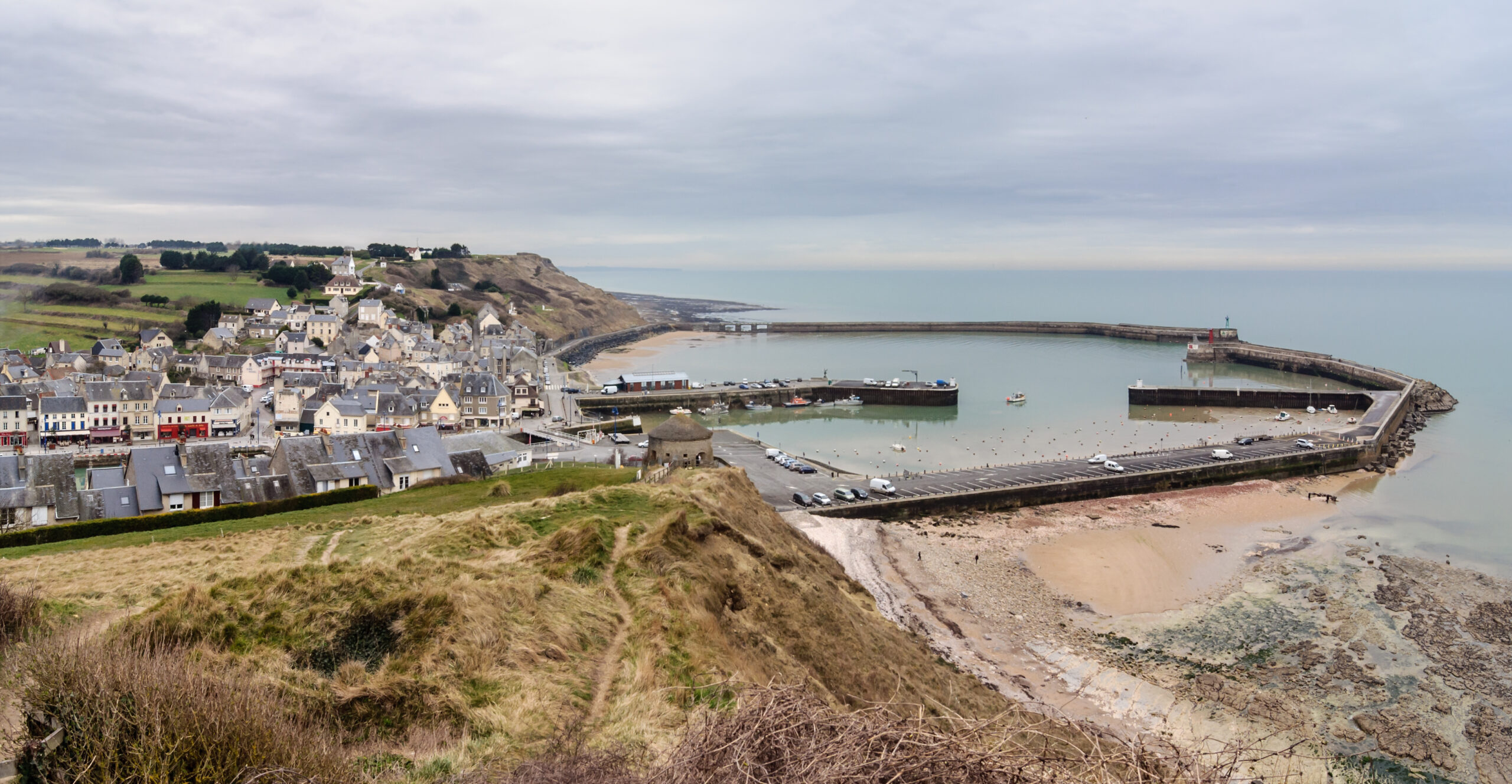 Port en bessin huppain un site maritime incontournable en normandie entre patrimoine et activités nautiques