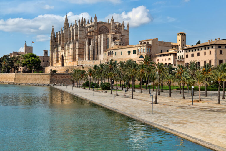 What to do in Palma de Mallorca for an unforgettable stay between beach, culture, and nature?