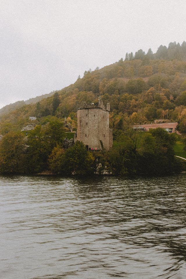 Ruinas de un castillo a orillas de un lago brumoso