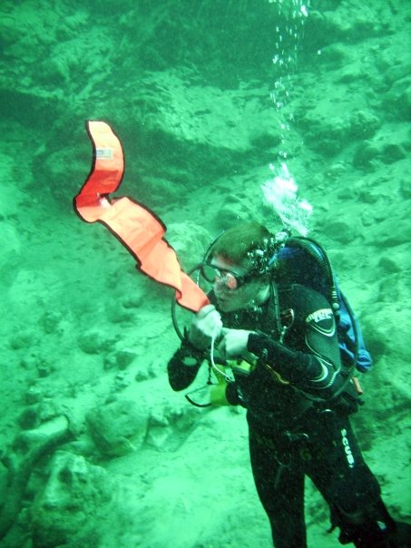 Paracaídas de buceo: cuándo y cómo usarlo sin que te arrastre