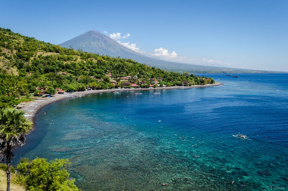Costa de Amed y volcán Agung en el noreste de Bali