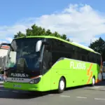 Autocar vert FlixBus stationné à Valence