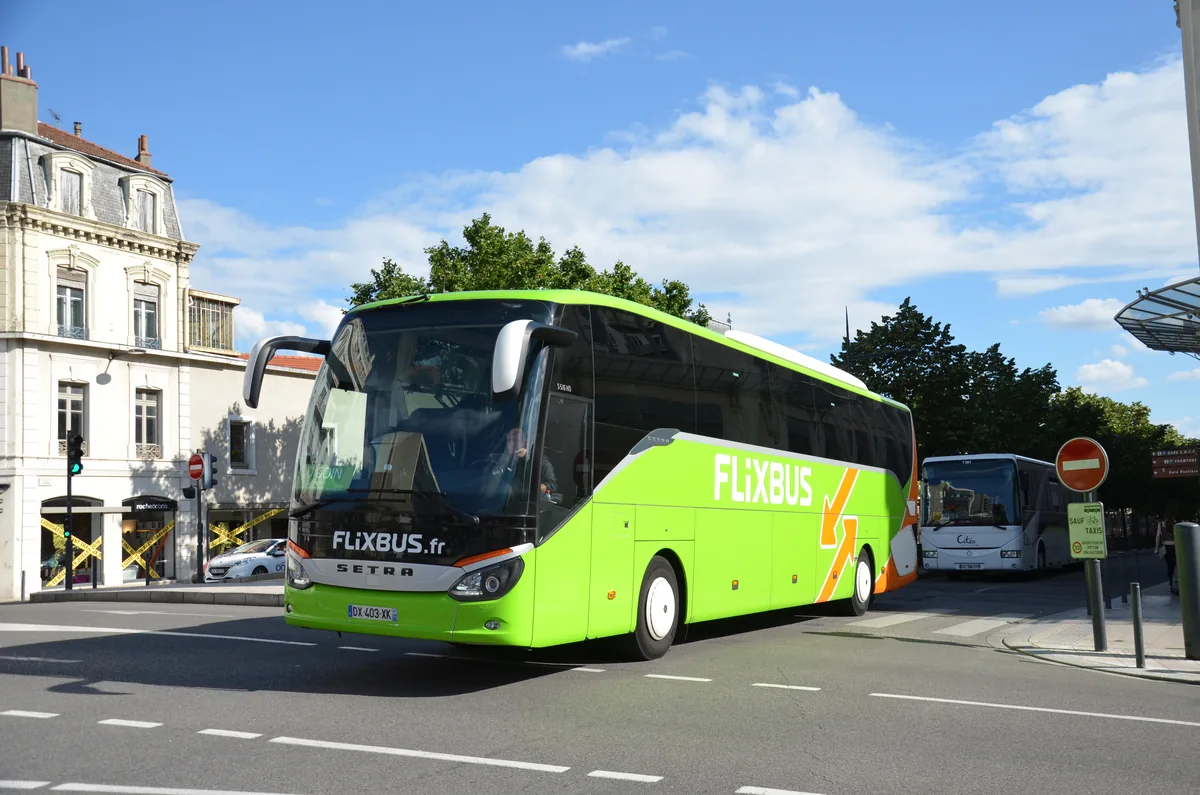 Autocar vert FlixBus stationné à Valence