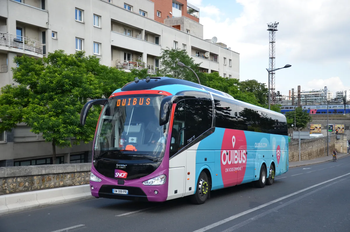 Autocar Ouibus en la estación de autobuses de París Bercy