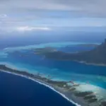 Vista aérea de la laguna de Bora Bora y el monte Otemanu, Polinesia Francesa
