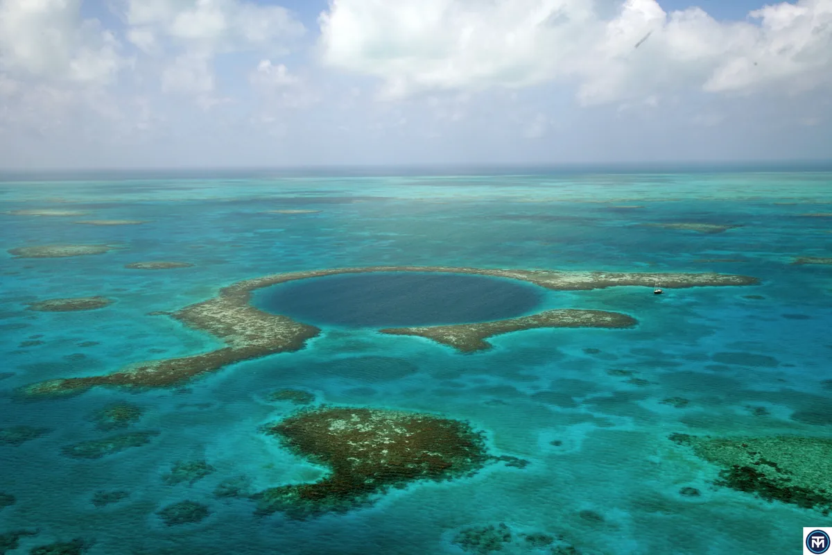 Vue aérienne du Grand Trou Bleu sur le récif de Lighthouse Reef, au Belize