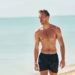 Homme en maillot de bain sur une plage ensoleillée
