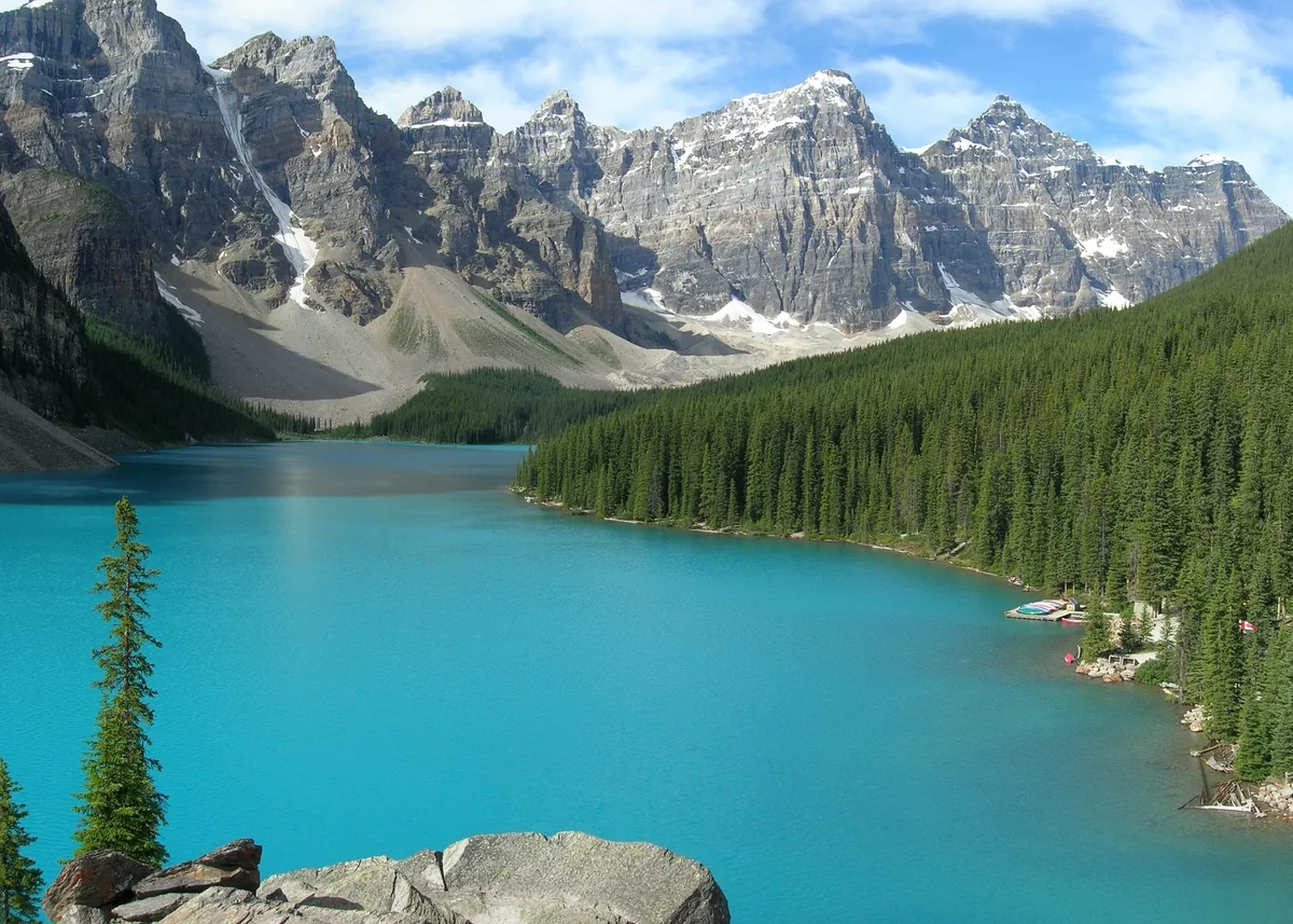 Lac Moraine et ses sommets enneigés dans le parc national de Banff, au Canada