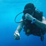 Plongeur sous-marin en eau bleue aux Maldives