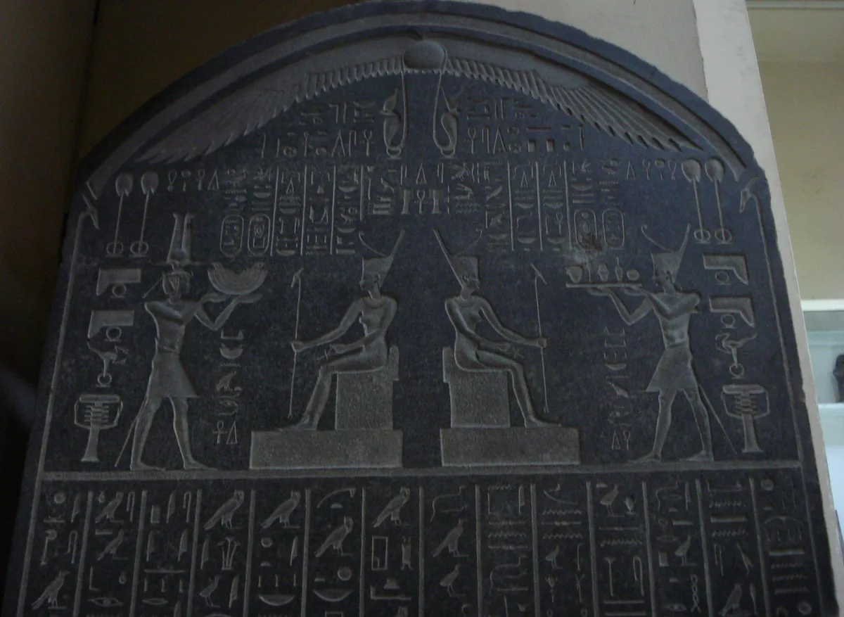 Stèle de Nectanébo Ier liée à Thonis-Héracléion, au Musée égyptien du Caire