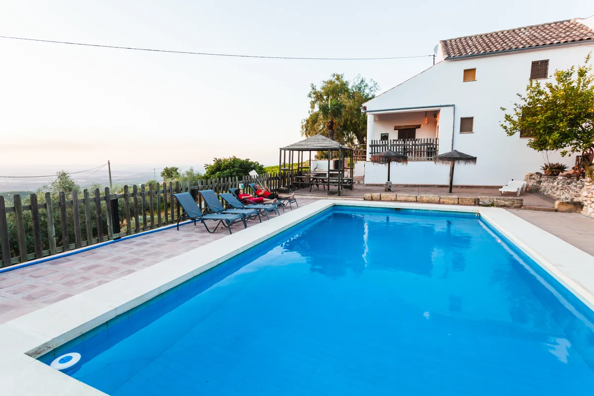 Villa de vacances avec piscine et transats