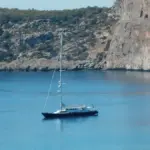 Voilier au mouillage dans la baie d'Agios Nikolaos, en Grèce