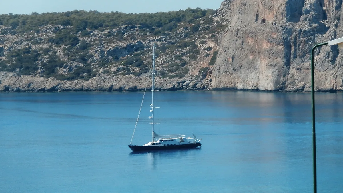 Louer un bateau en Europe pour plonger : permis, skipper, mouillage et sécurité